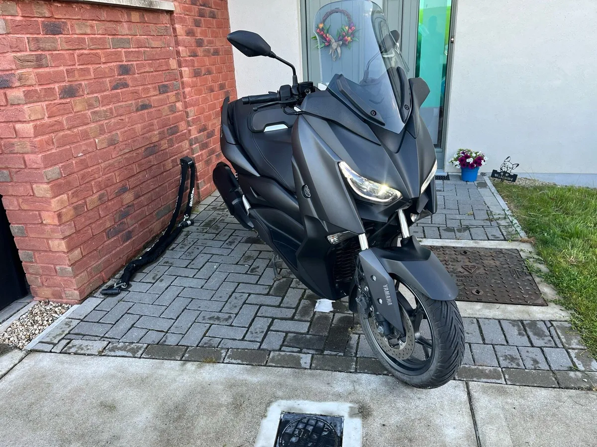 Yamaha X-MAX 300 - Image 1