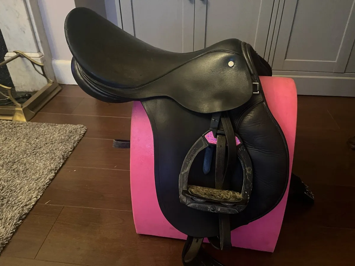 leather saddle 16 1/2. Medium wide - Image 1