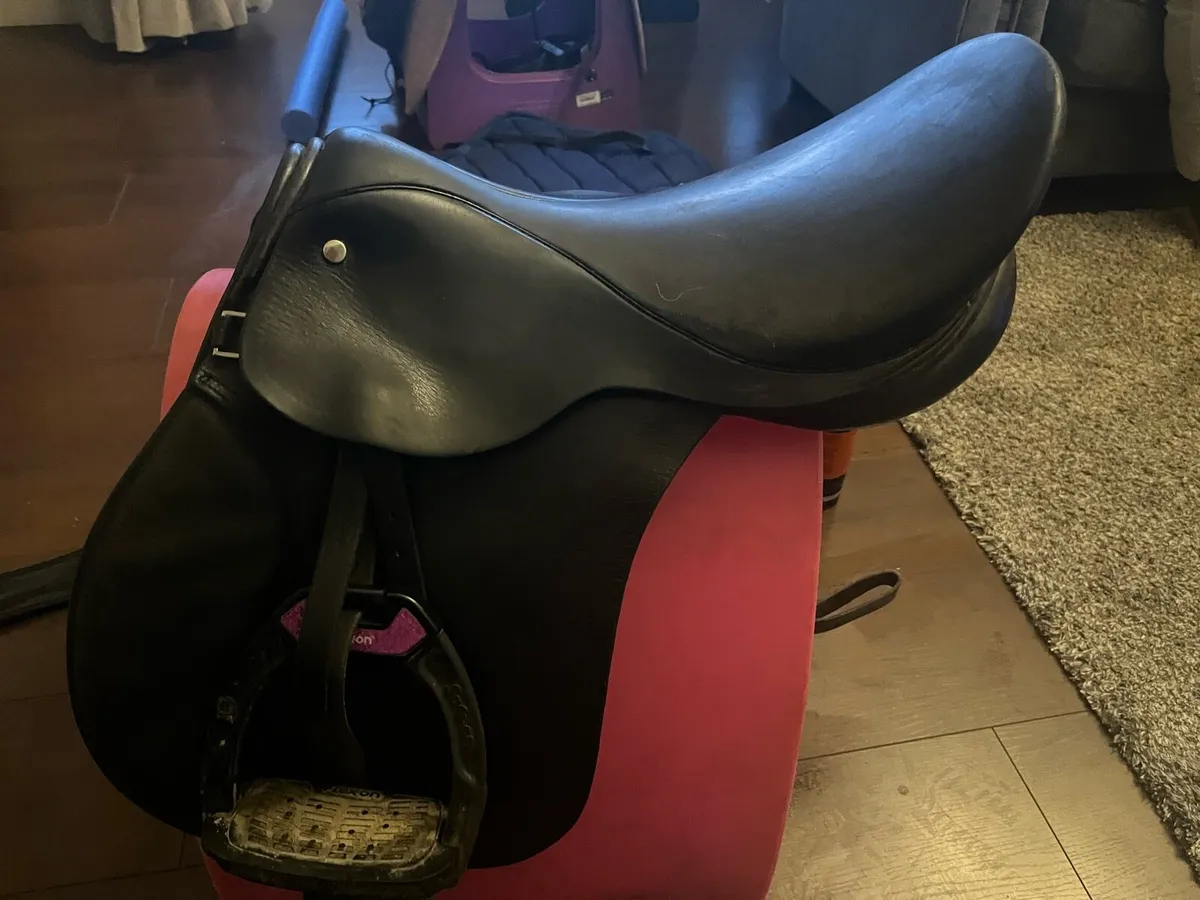 leather saddle 16 1/2. Medium wide - Image 2