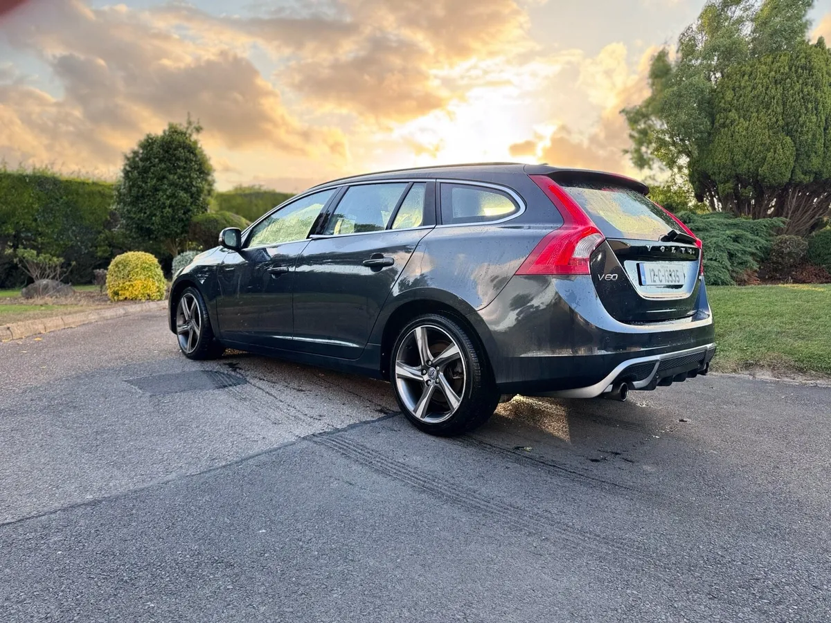 Volvo v60 R-Design - Image 2
