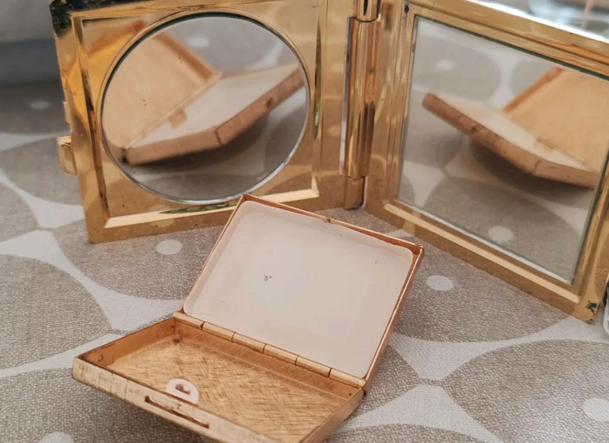 Vintage goldtone compact and box - Image 3