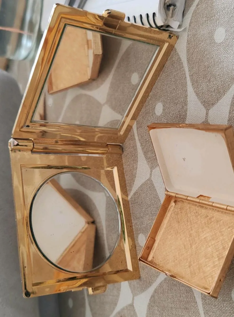 Vintage goldtone compact and box - Image 4