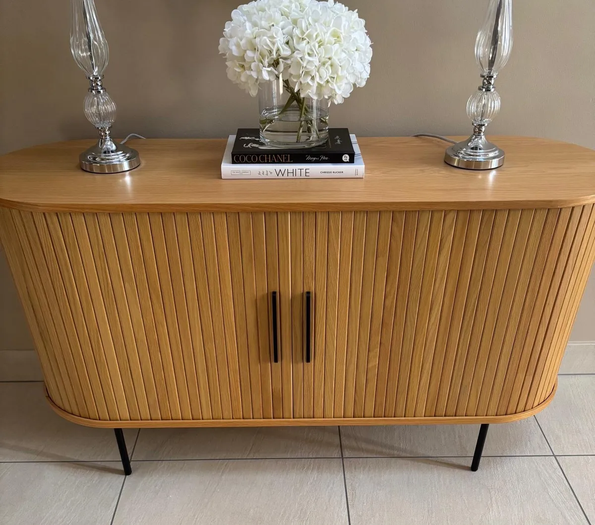 Beautiful Oak sideboard with concertina doors - Image 1