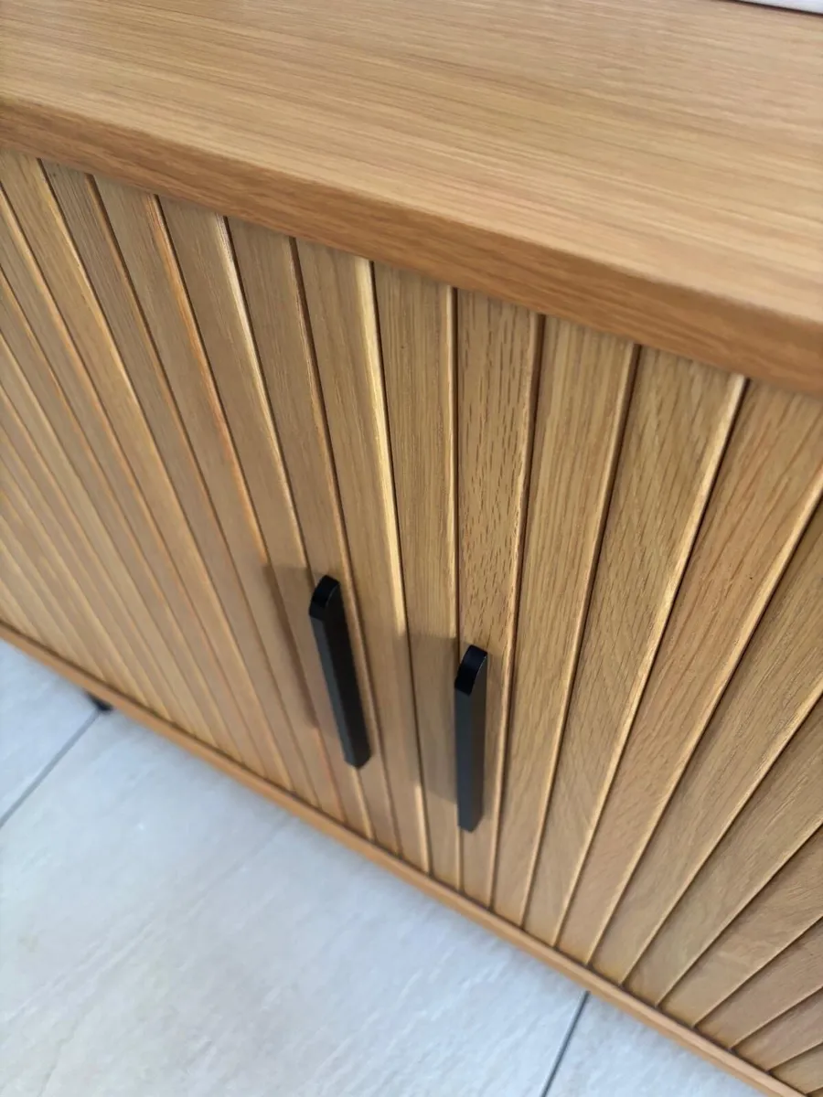 Beautiful Oak sideboard with concertina doors - Image 2