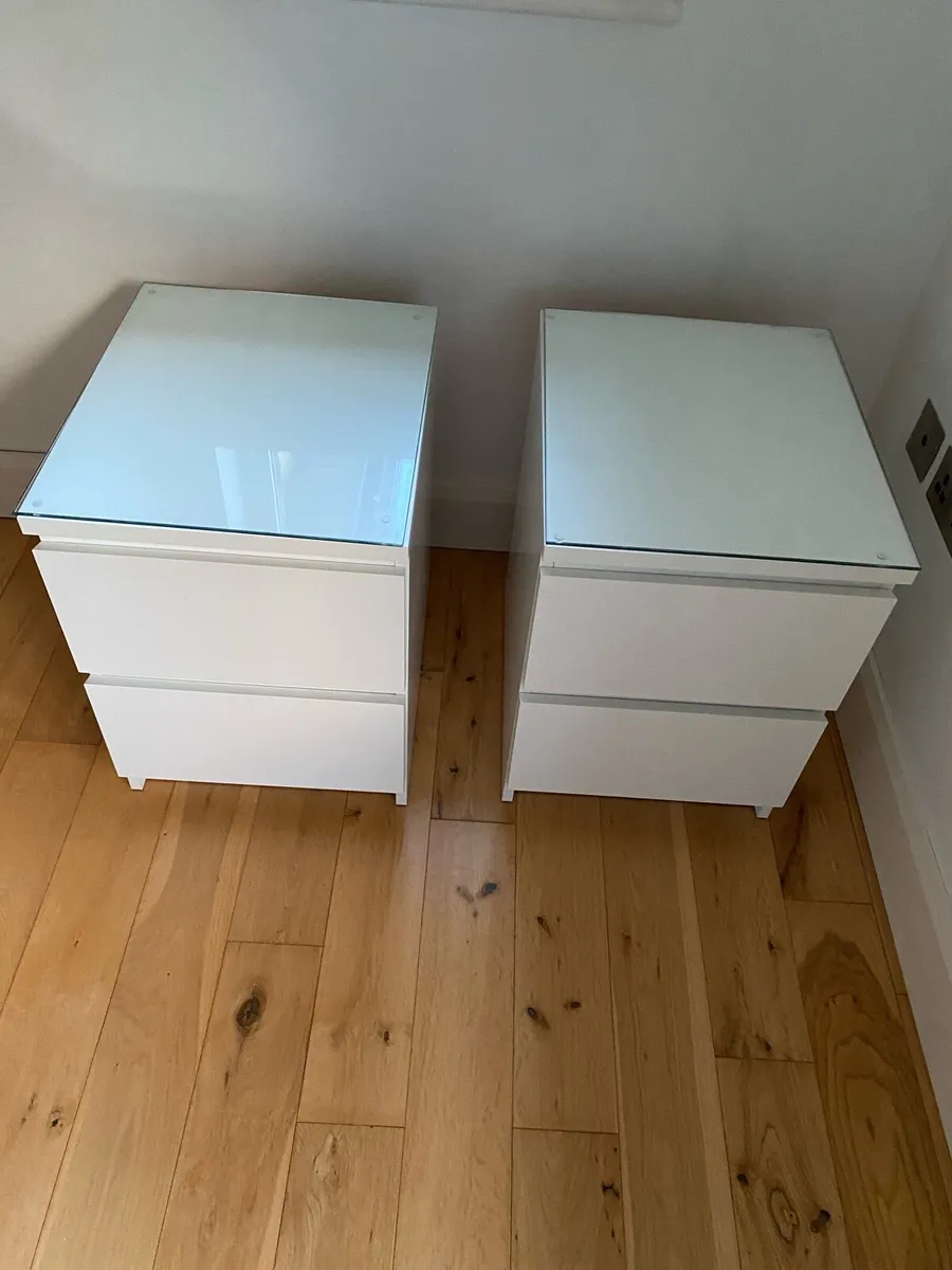 2 matching white bedside lockers - Image 2