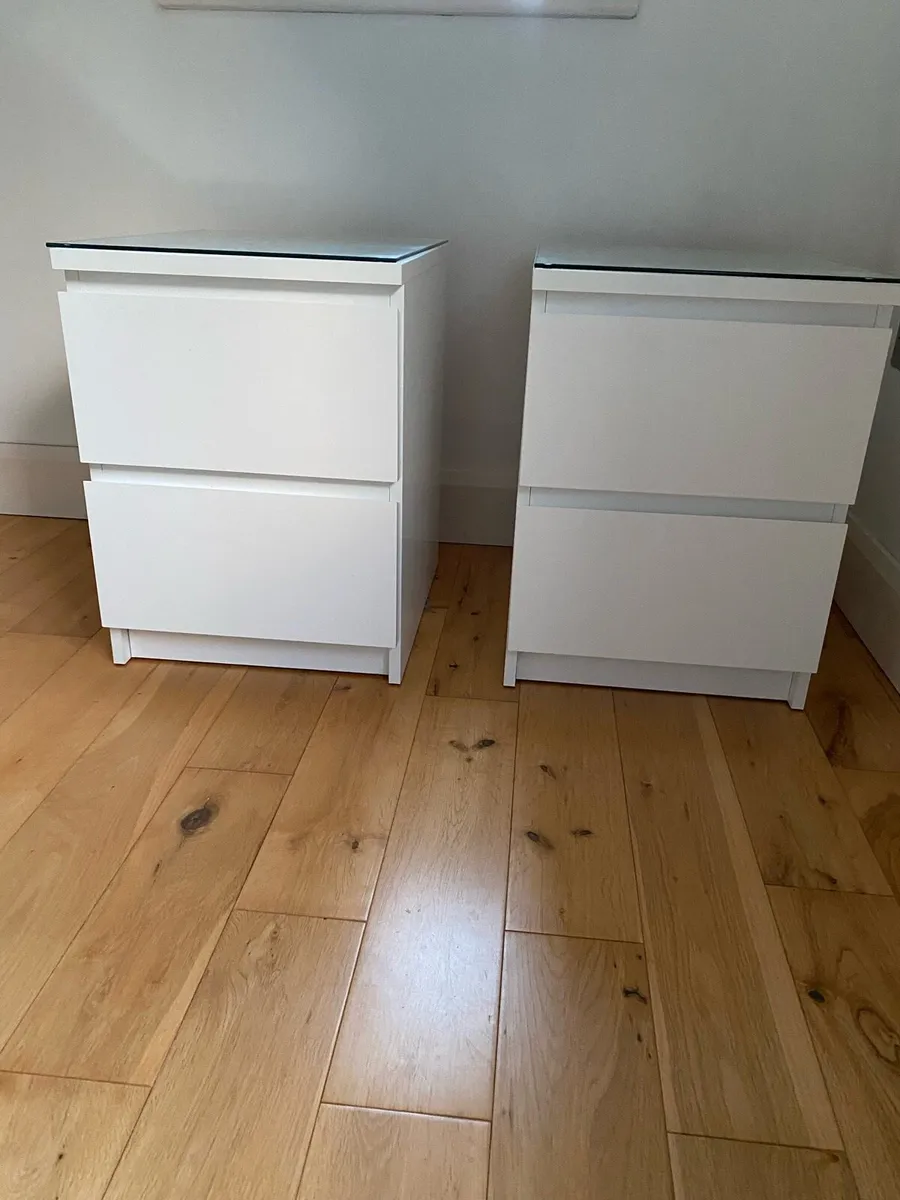 2 matching white bedside lockers - Image 1