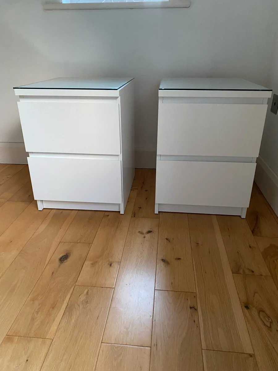 2 matching white bedside lockers - Image 3