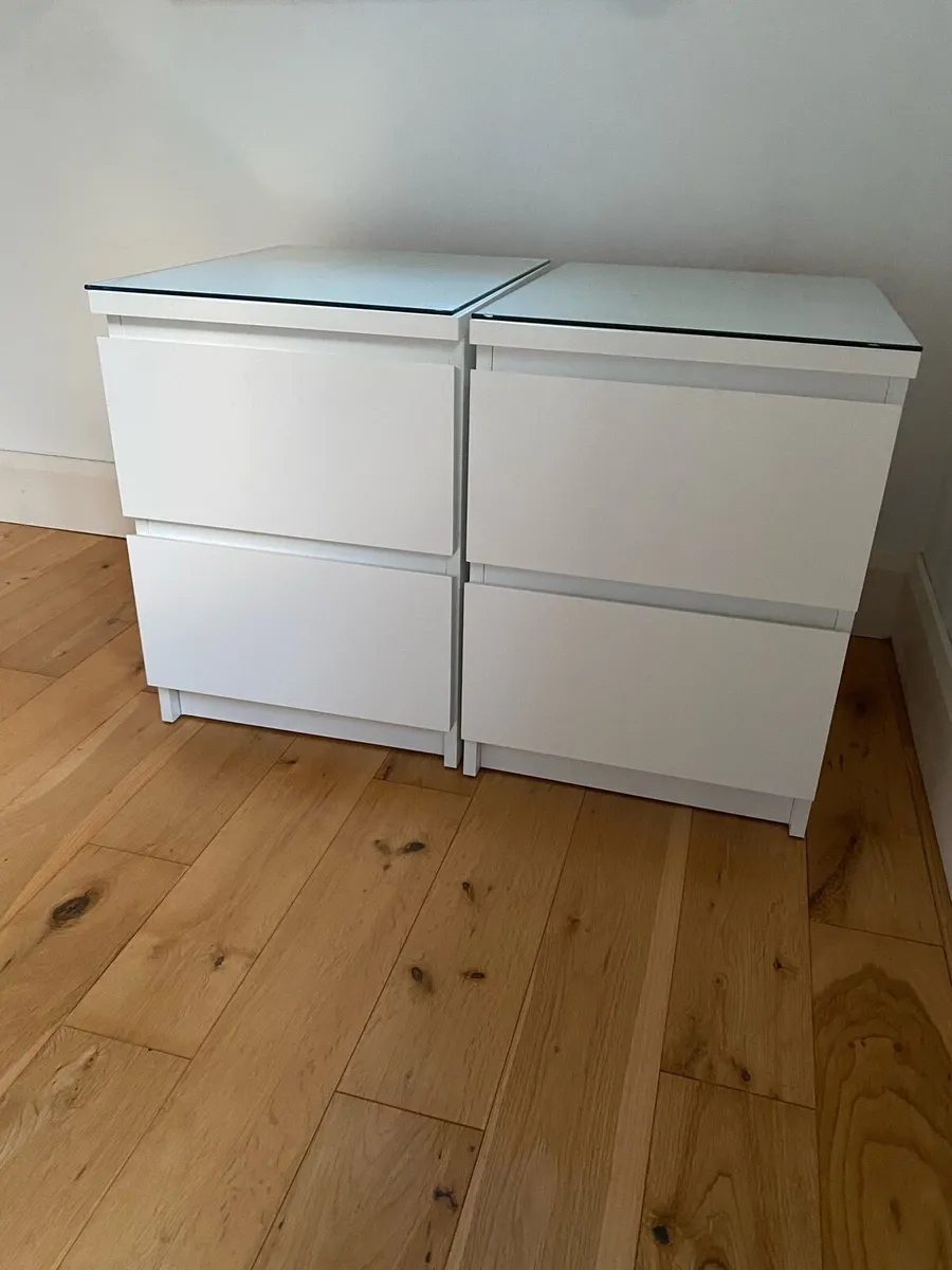 2 matching white bedside lockers - Image 4