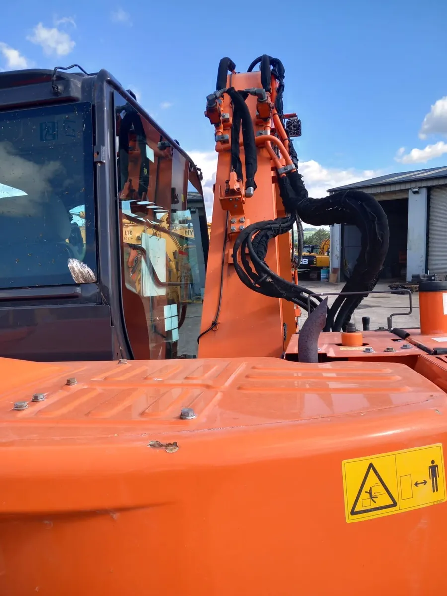 Hitachi excavator - Image 2