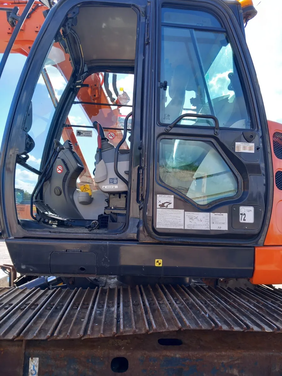 Hitachi excavator - Image 3