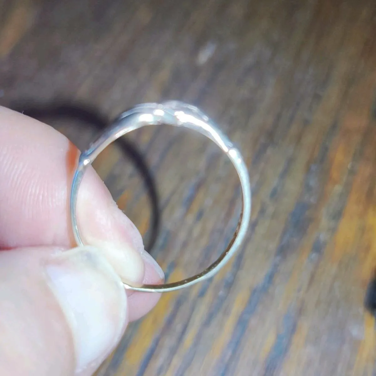HUGGING ARMS, 9CT Thick Old Gold Signet Ring ! - Image 2