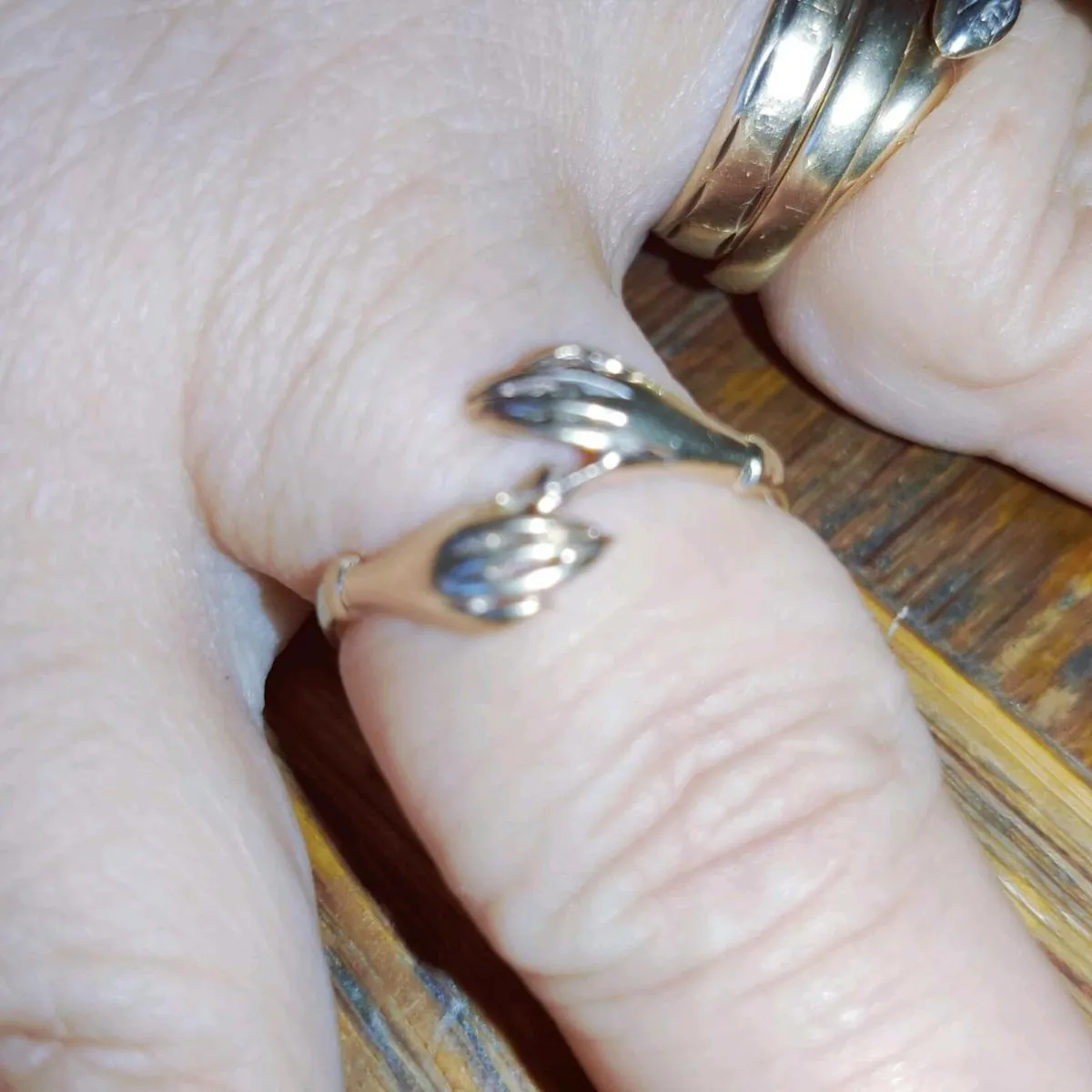 HUGGING ARMS, 9CT Thick Old Gold Signet Ring ! - Image 4