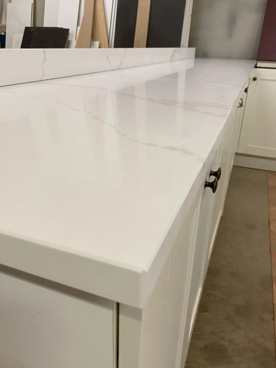 Painted kitchen with calacatta gold worktop - Image 4