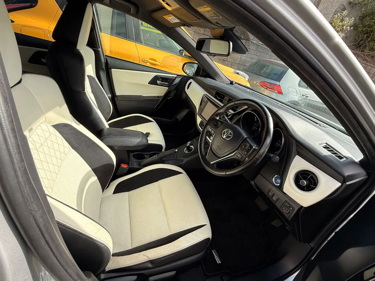 Toyota Auris  2016 hybrid with low miles - Image 4