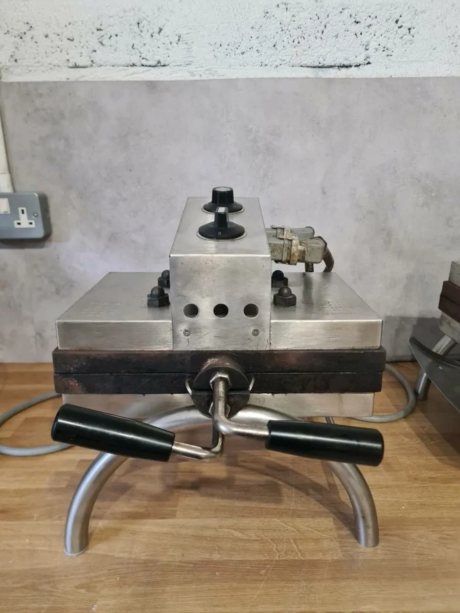 Commercial Belgian Waffle Iron Hcw - Image 2