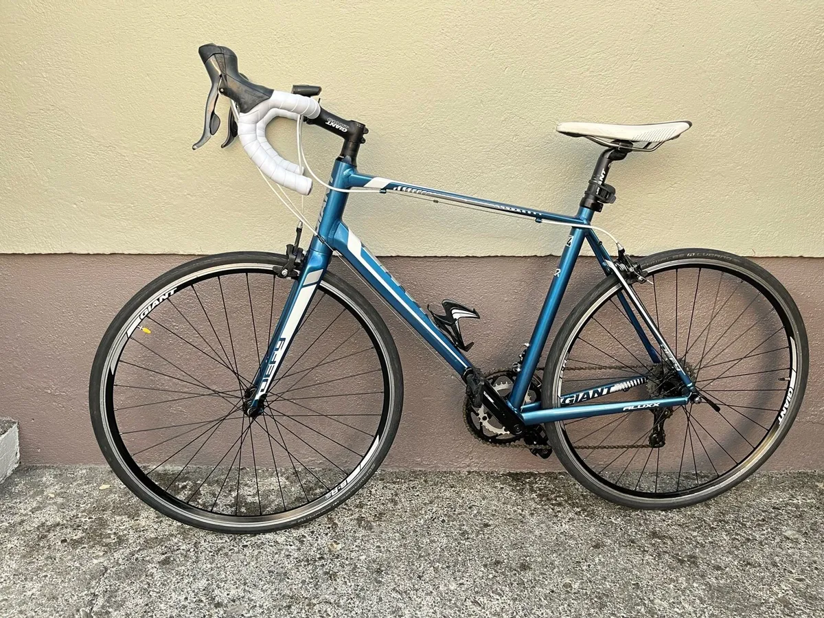 Giant Defy 4 Aluxx , Road bike. - Image 1