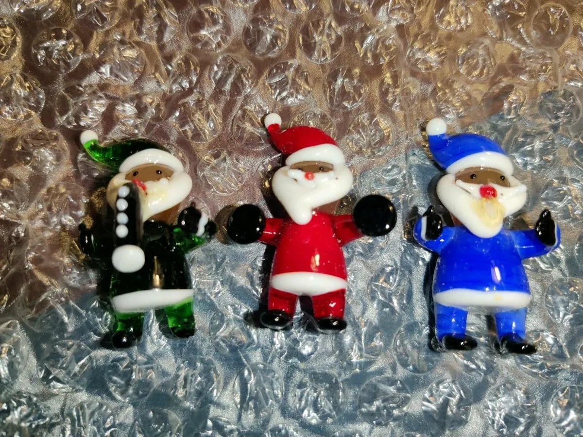 MINATURE CHRISTMAS TREE, Minature Glass Santas ! - Image 1