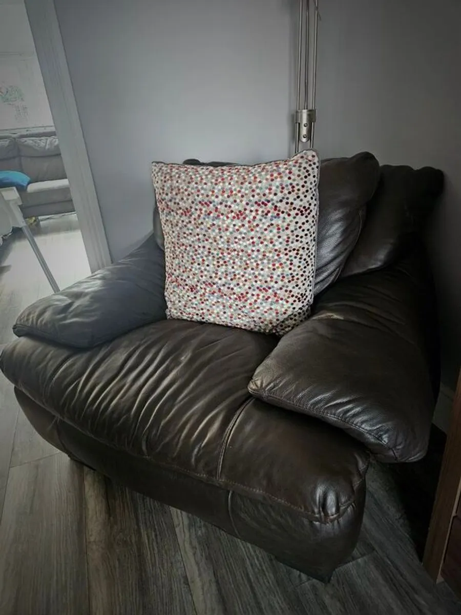 3 piece  suite 3 2 1 brown leather - Image 4