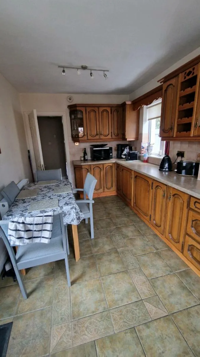 Kitchen table and chairs Free delivery - Image 3
