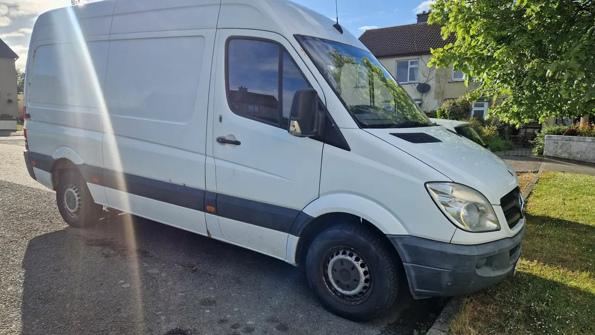 Mercedes-Benz Sprinter 2011 Red CDI - Image 2