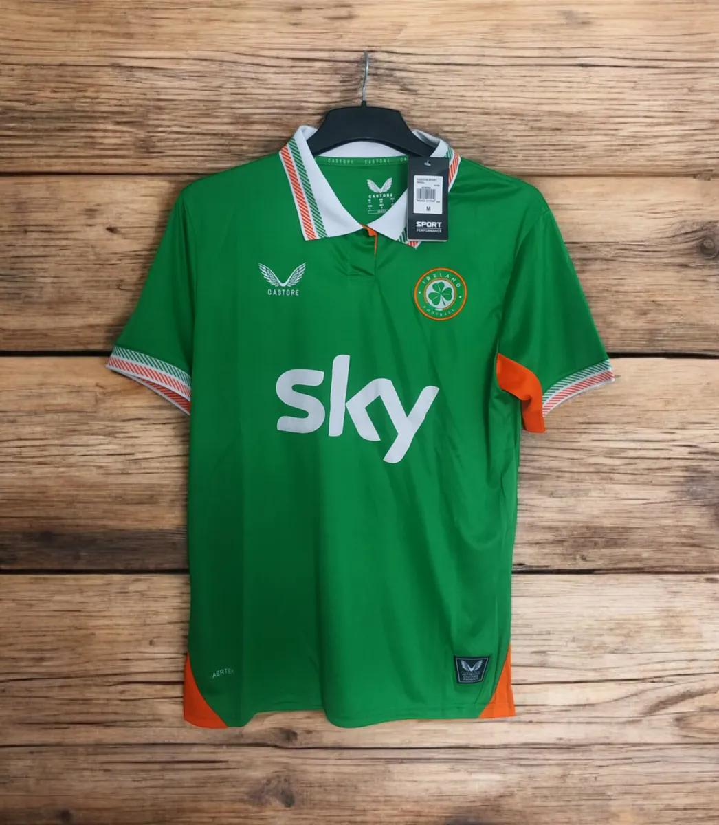 Rep of IRELAND 2025 JERSEY , SIZE : M , L . - Image 1