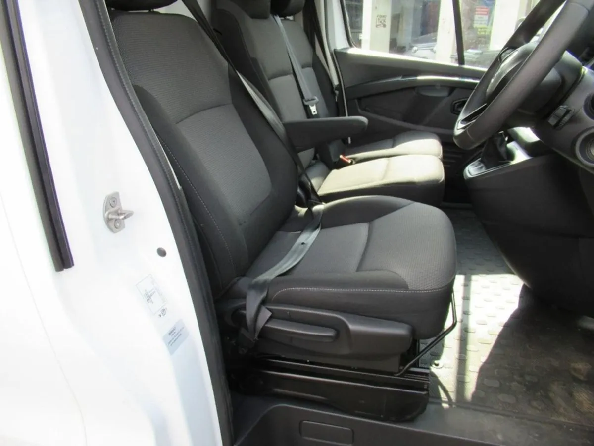 Renault Trafic 2.0 dCi Blue 30 Advance Panel Van - Image 3