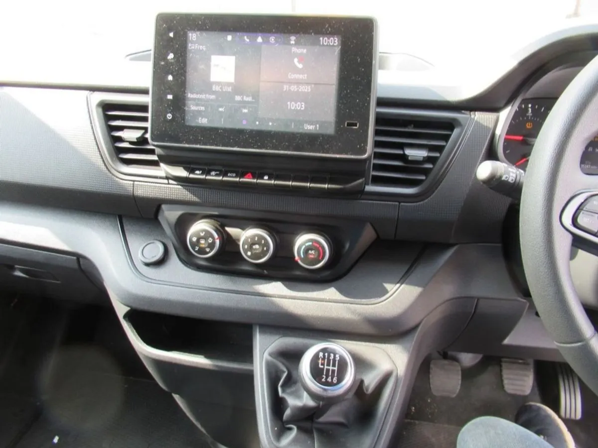 Renault Trafic 2.0 dCi Blue 30 Advance Panel Van - Image 4