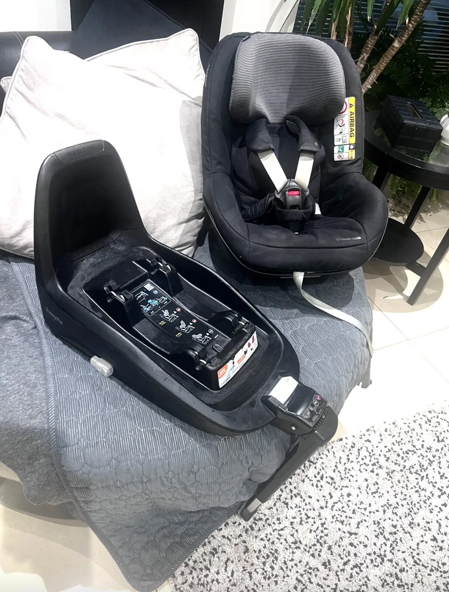 Maxi cozy car seat and isofix base 6m to 4 years