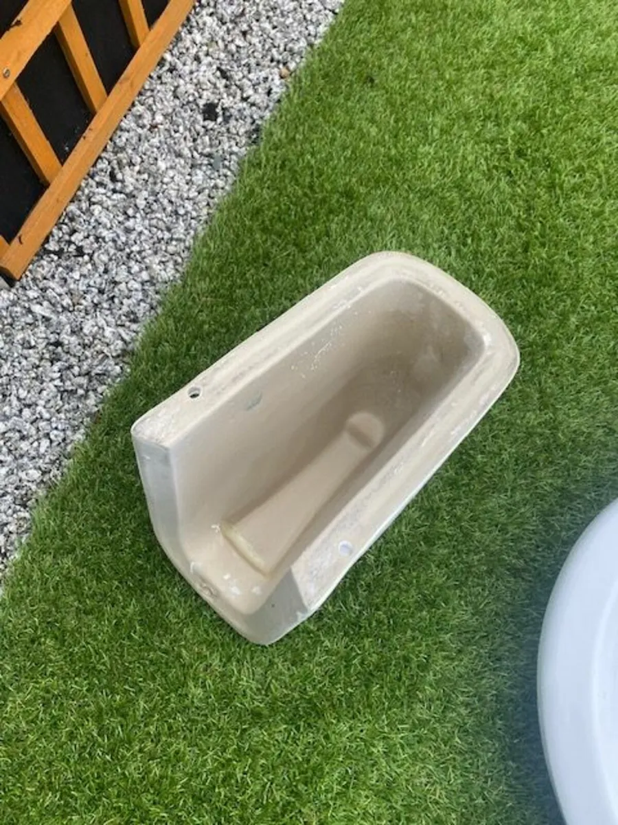 Bathroom sinks & wash basins - Image 1