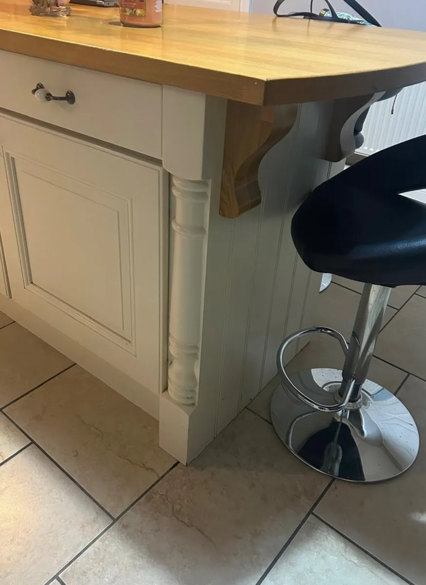 Kitchen Island - Image 4