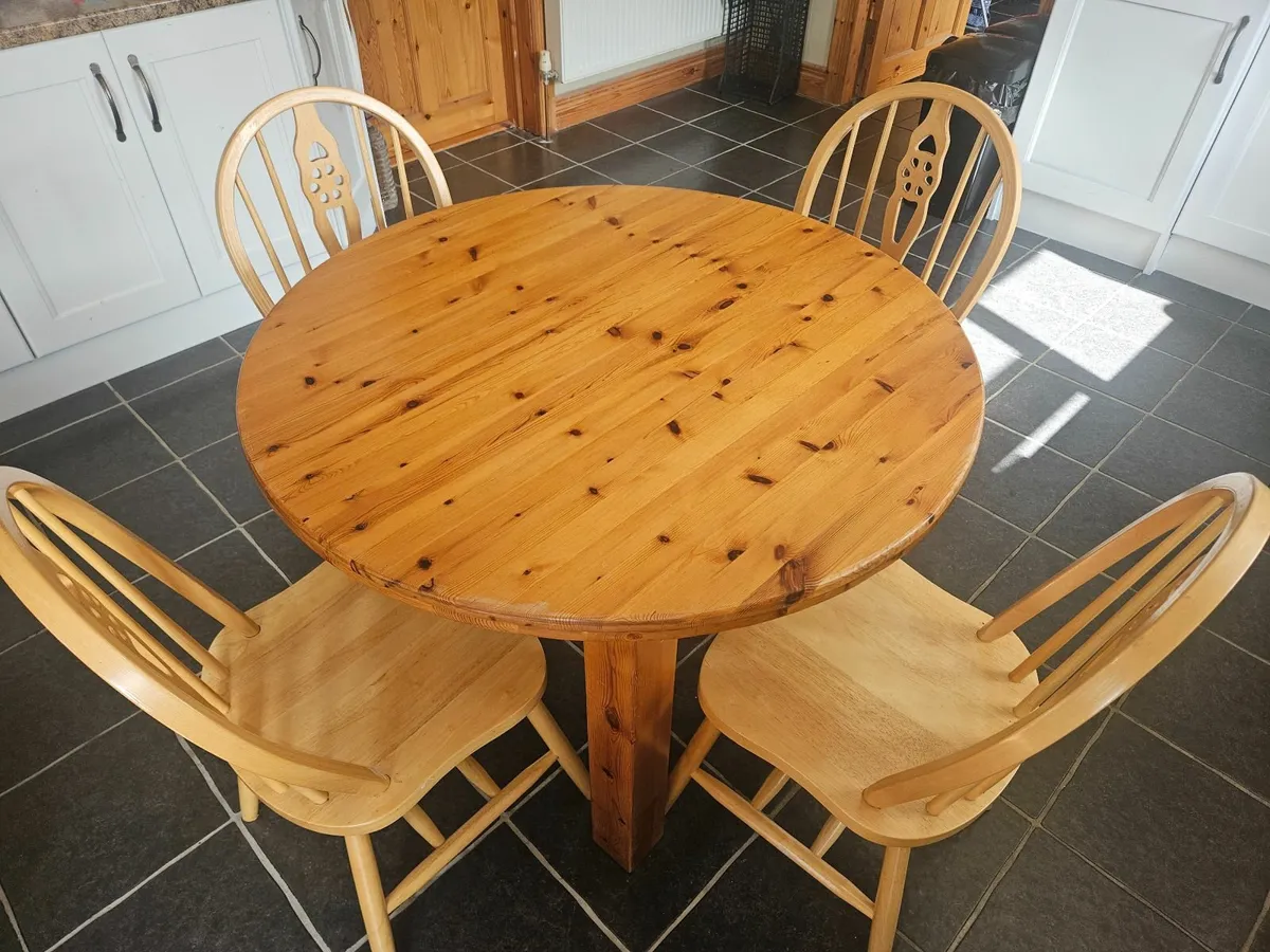 Table and chairs - Image 1