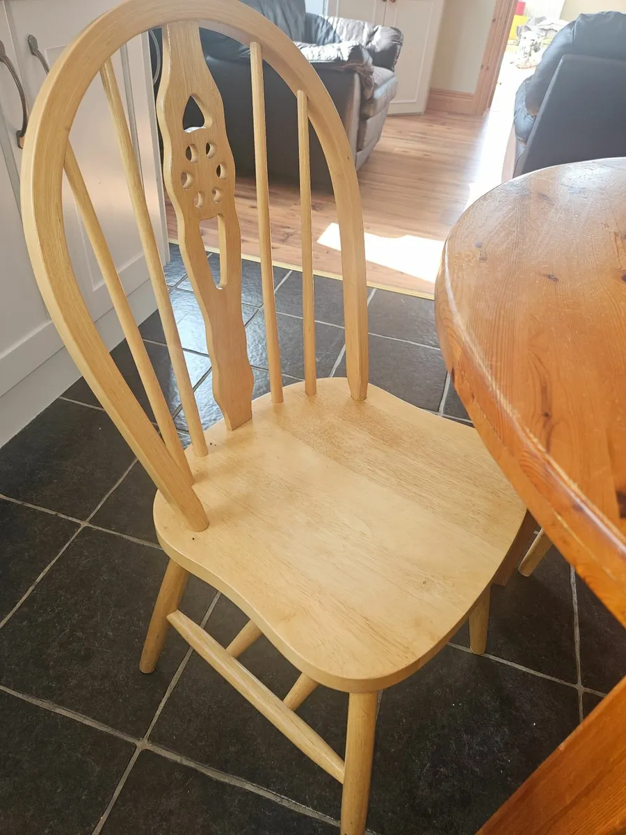 Table and chairs - Image 2