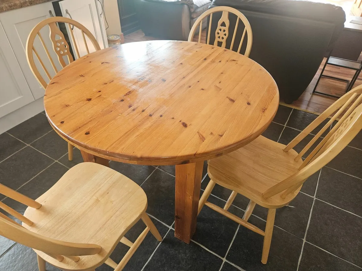 Table and chairs - Image 3