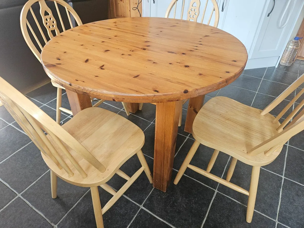 Table and chairs - Image 4