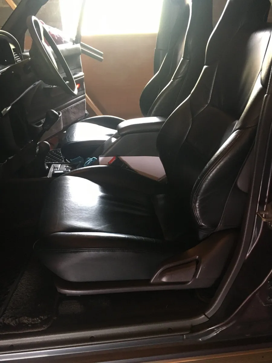 Toyota hilux surf seats / Ford Granada bumper/ wan - Image 1
