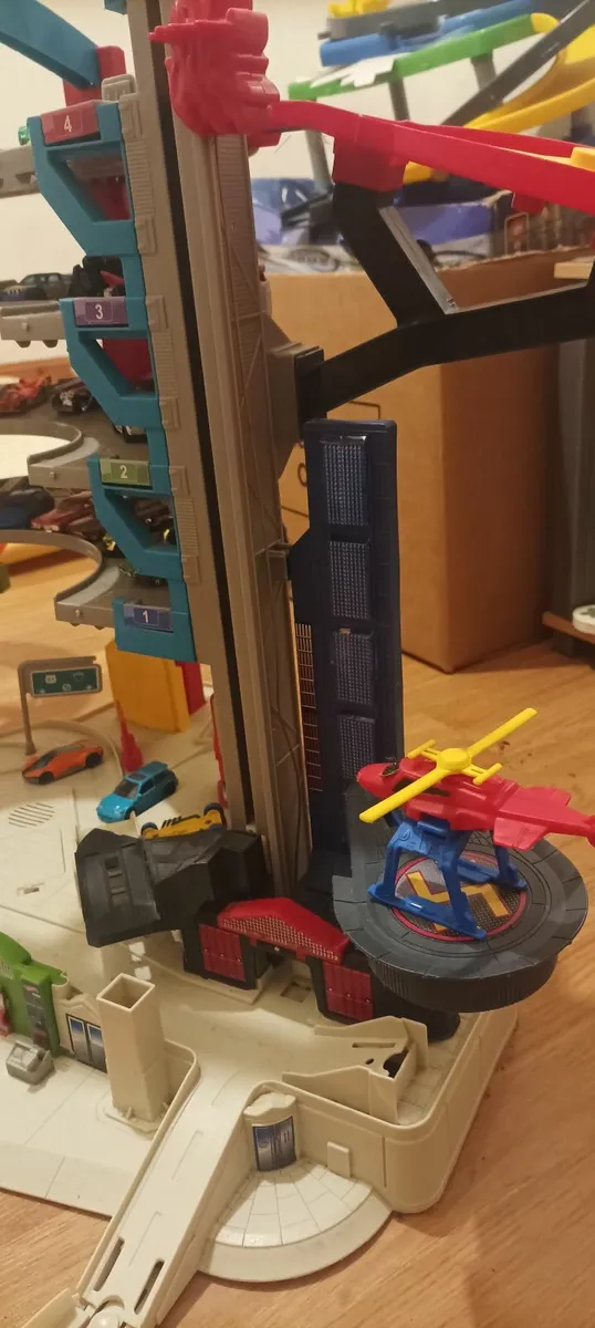 Hot Wheels Mega Shark Garage - Image 2