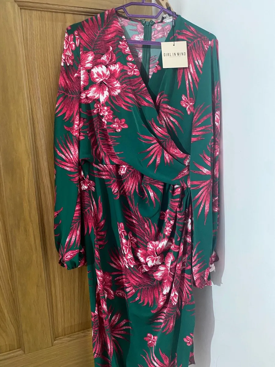 Girl in mind wrap style dress - Image 1