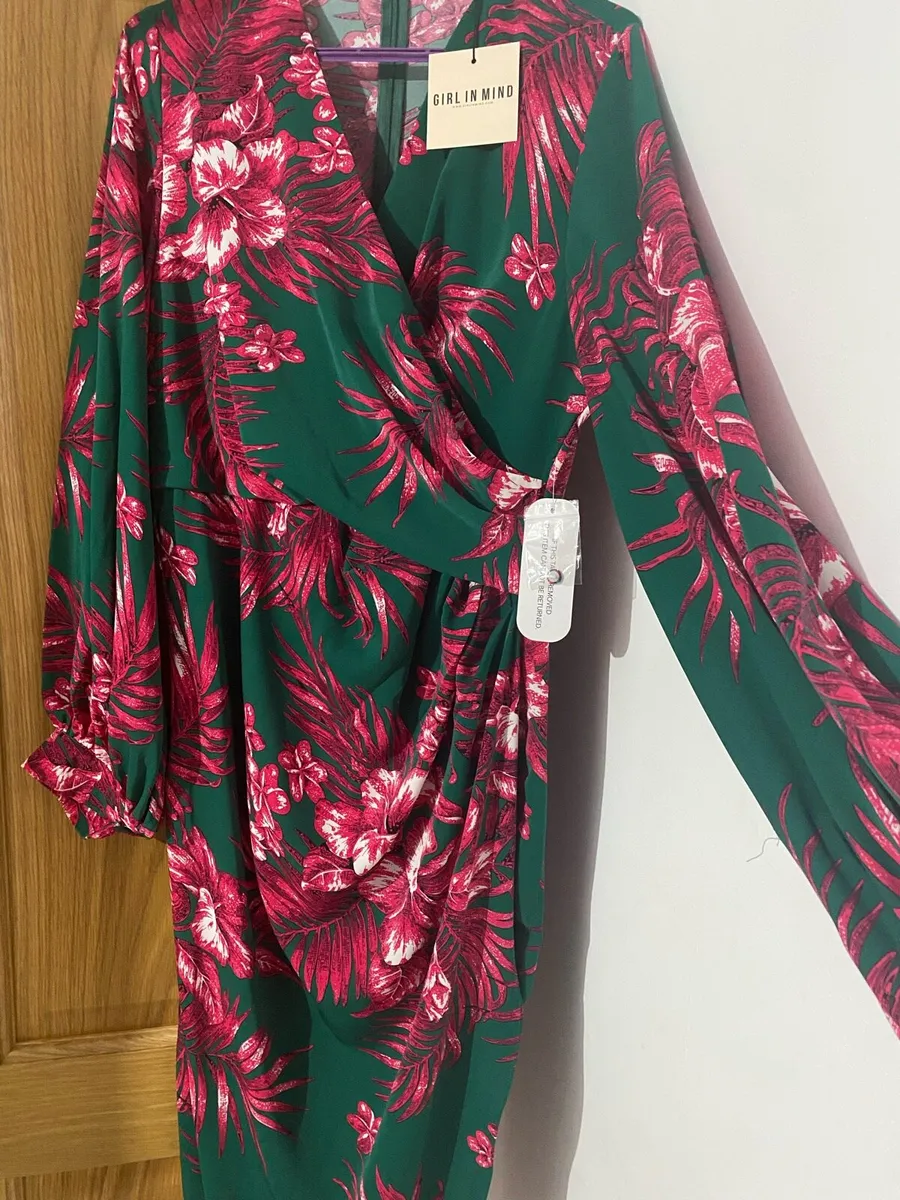 Girl in mind wrap style dress - Image 2