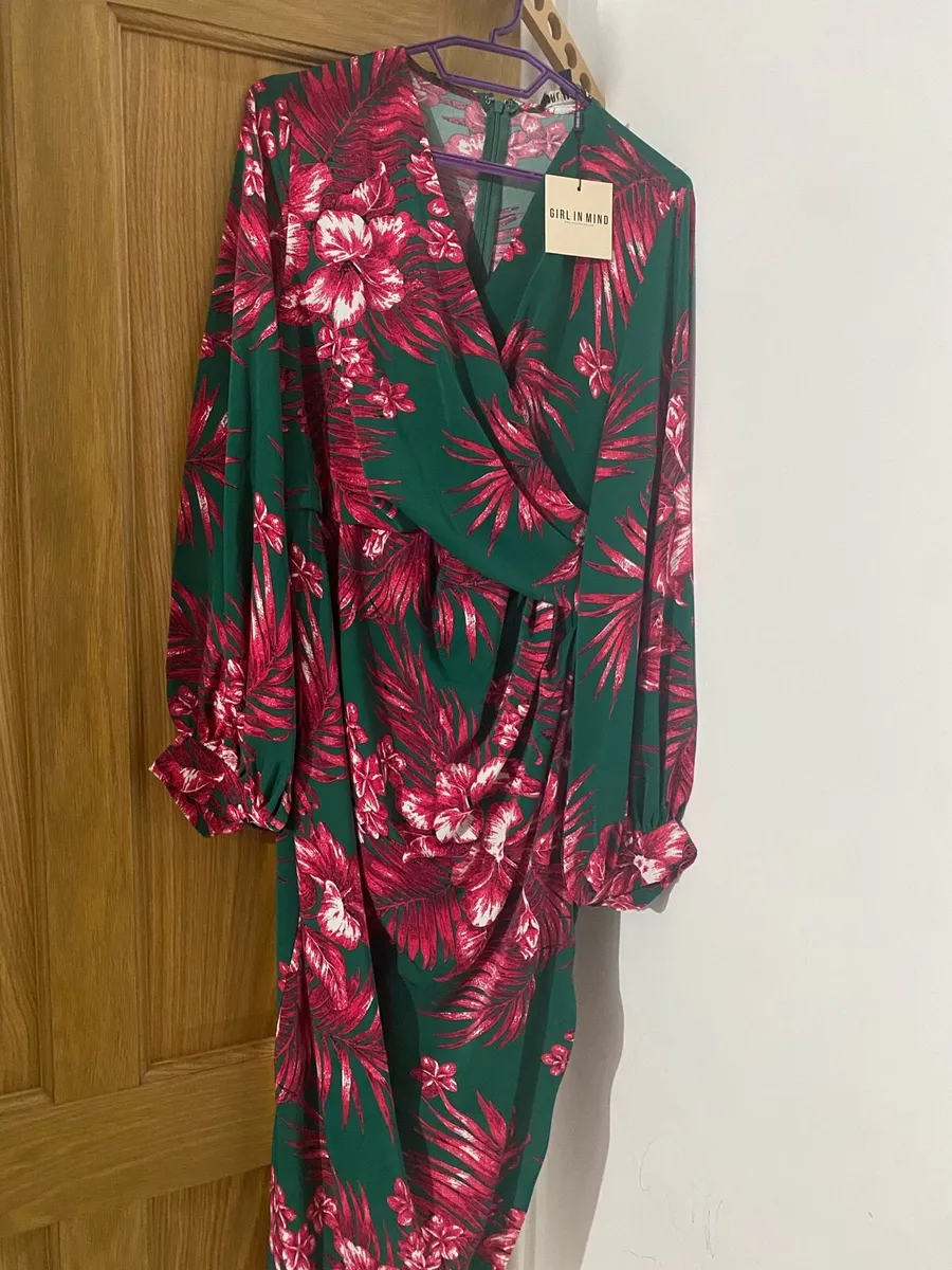 Girl in mind wrap style dress - Image 3