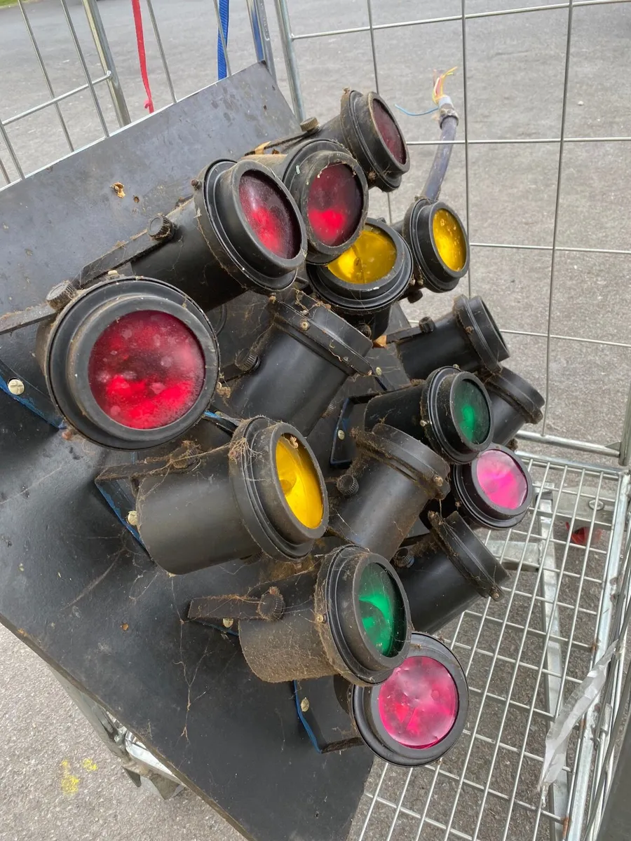 Nightclub lights and dj equipment - Image 4