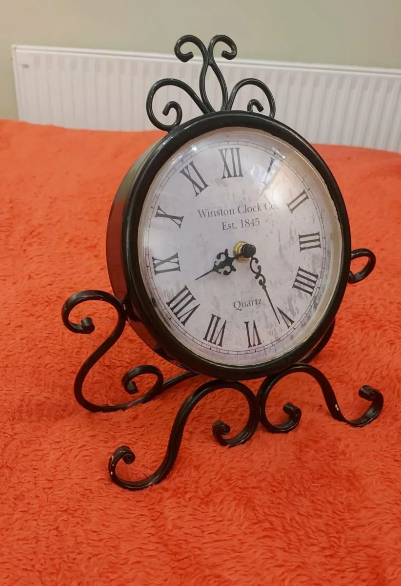 Small metal Quartz table clock - Image 1