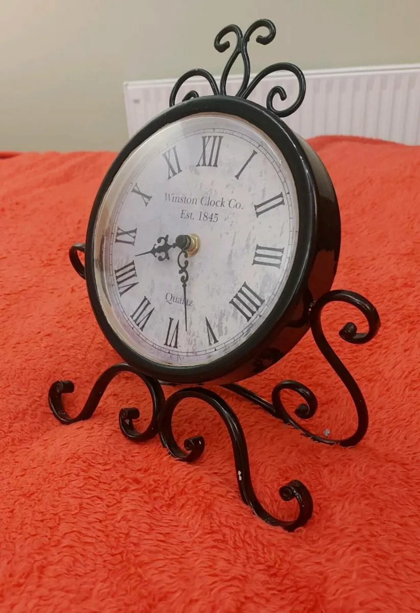 Small metal Quartz table clock - Image 2