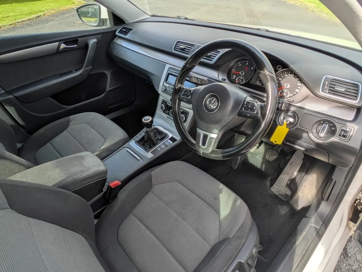 Volkswagen Passat 2012 - Image 2