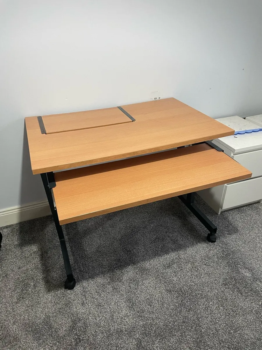 Computer desk - Image 1