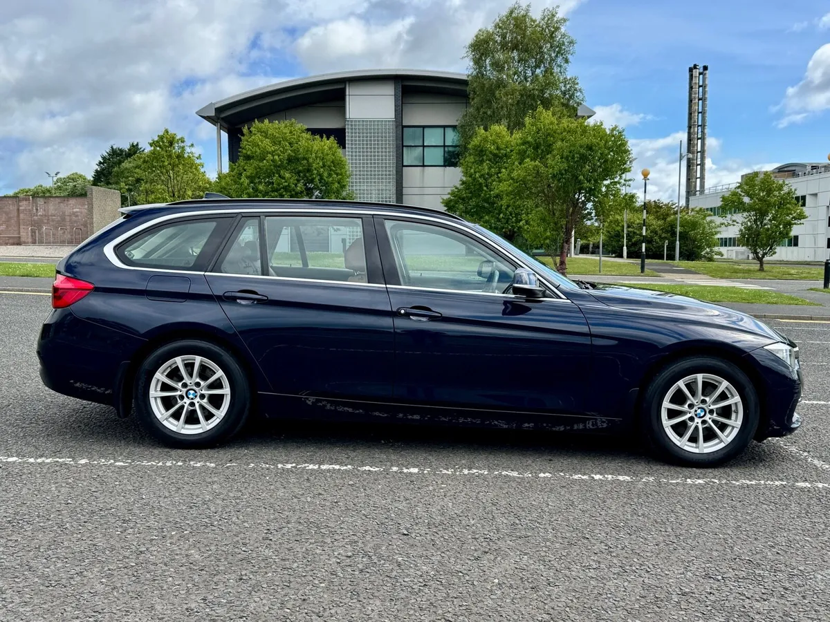 BMW 320d Touring - Luxury - Image 2