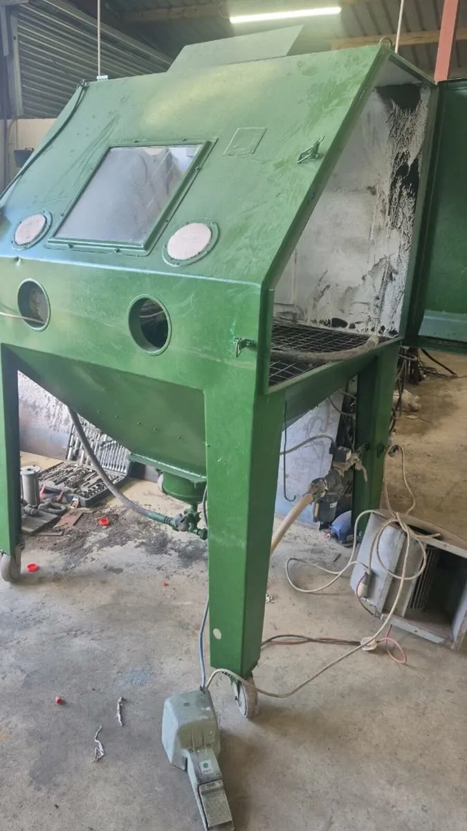 Large sandblasting cabinet - Image 2