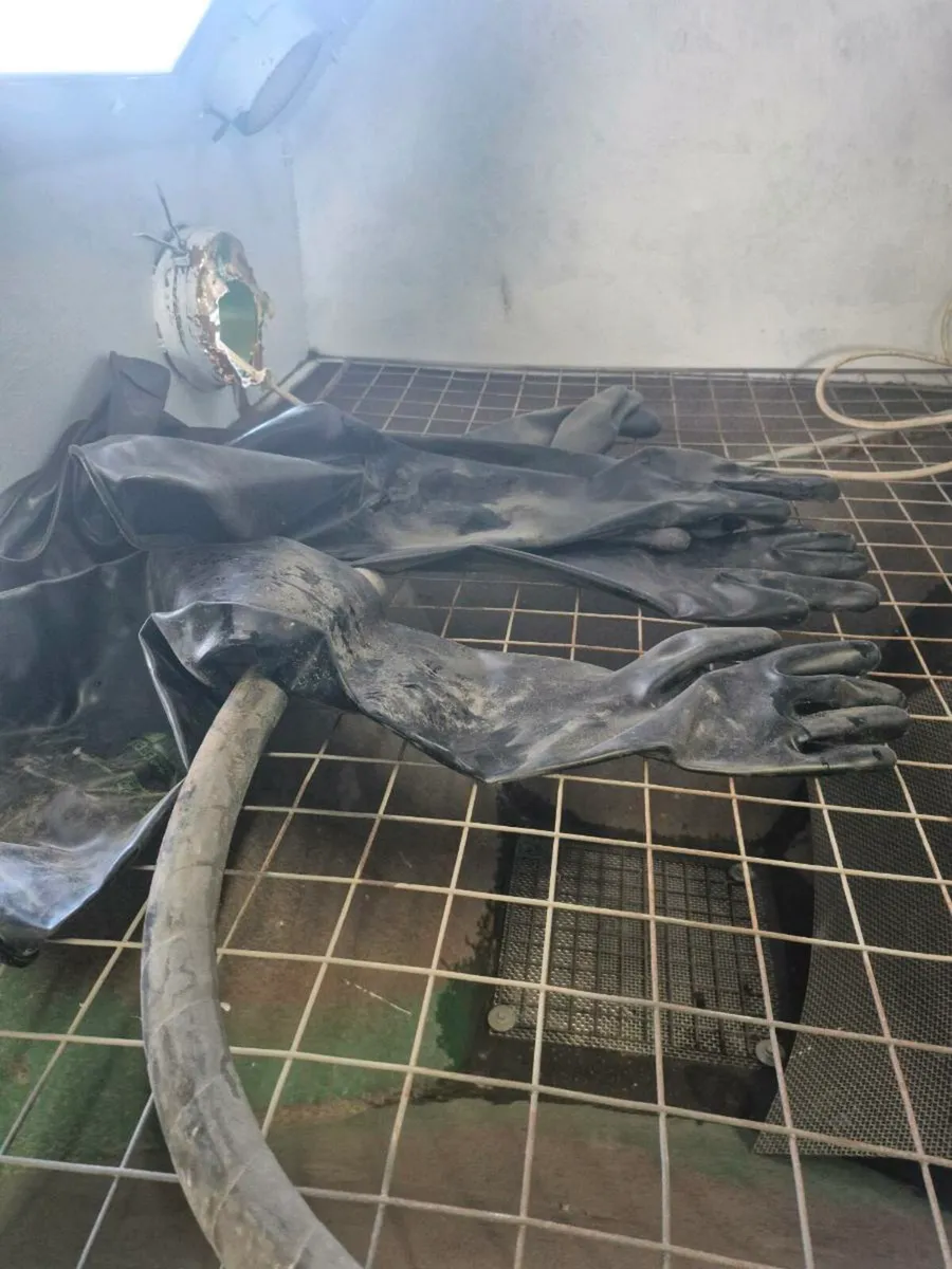 Large sandblasting cabinet - Image 3