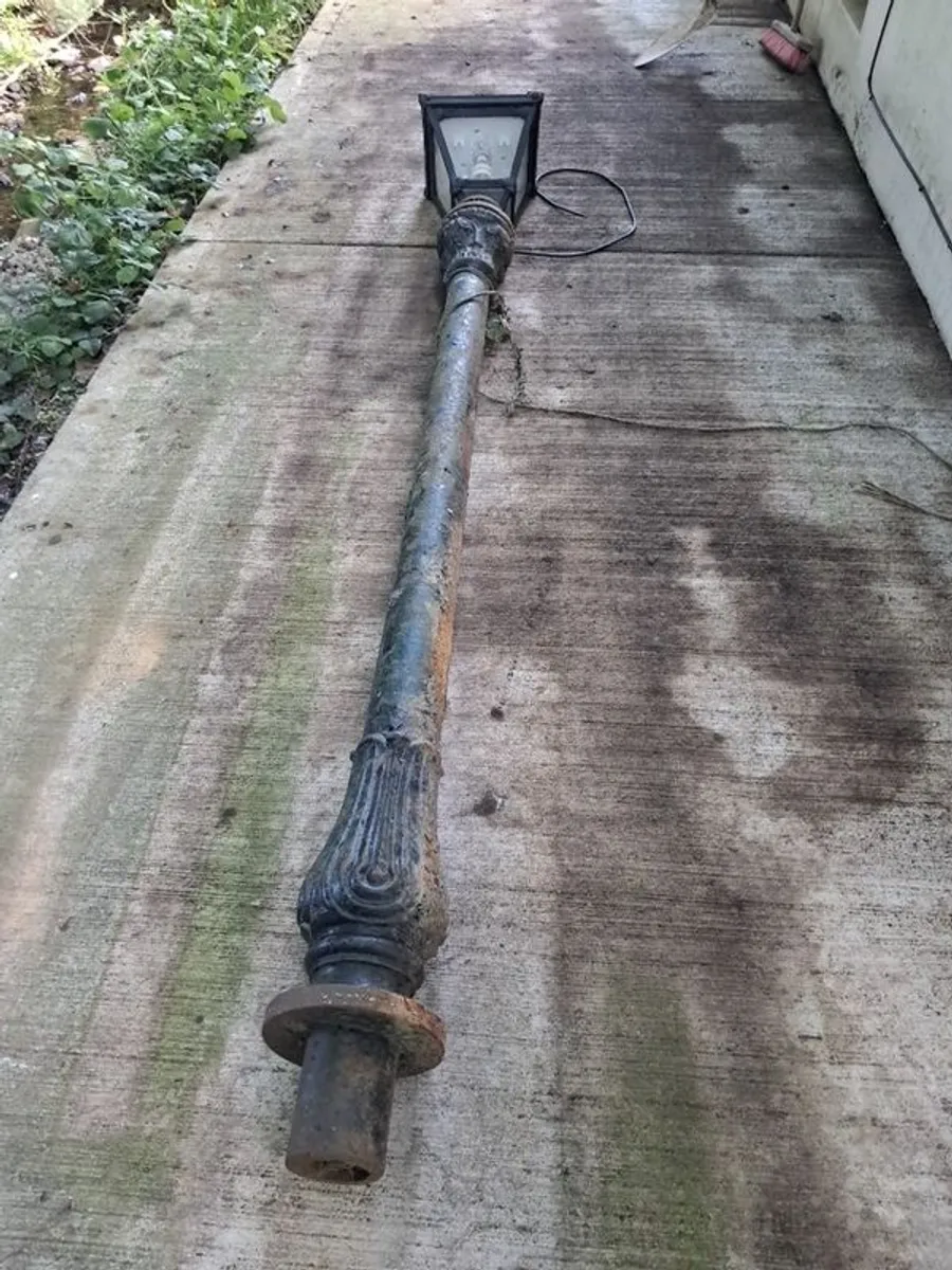 cast iron lamp post - Image 1