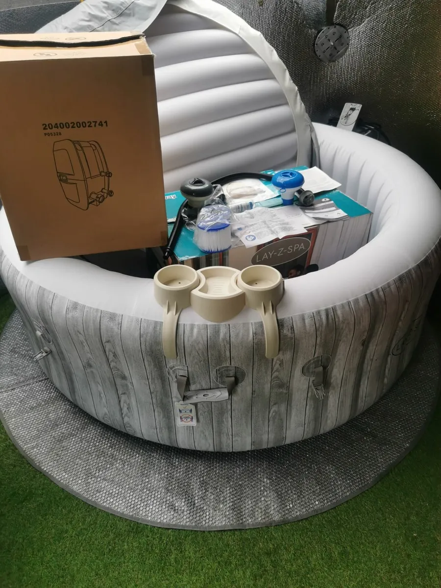 New Lay-Z-Spa Jacuzzi Fiji 2-4persons full set - Image 1