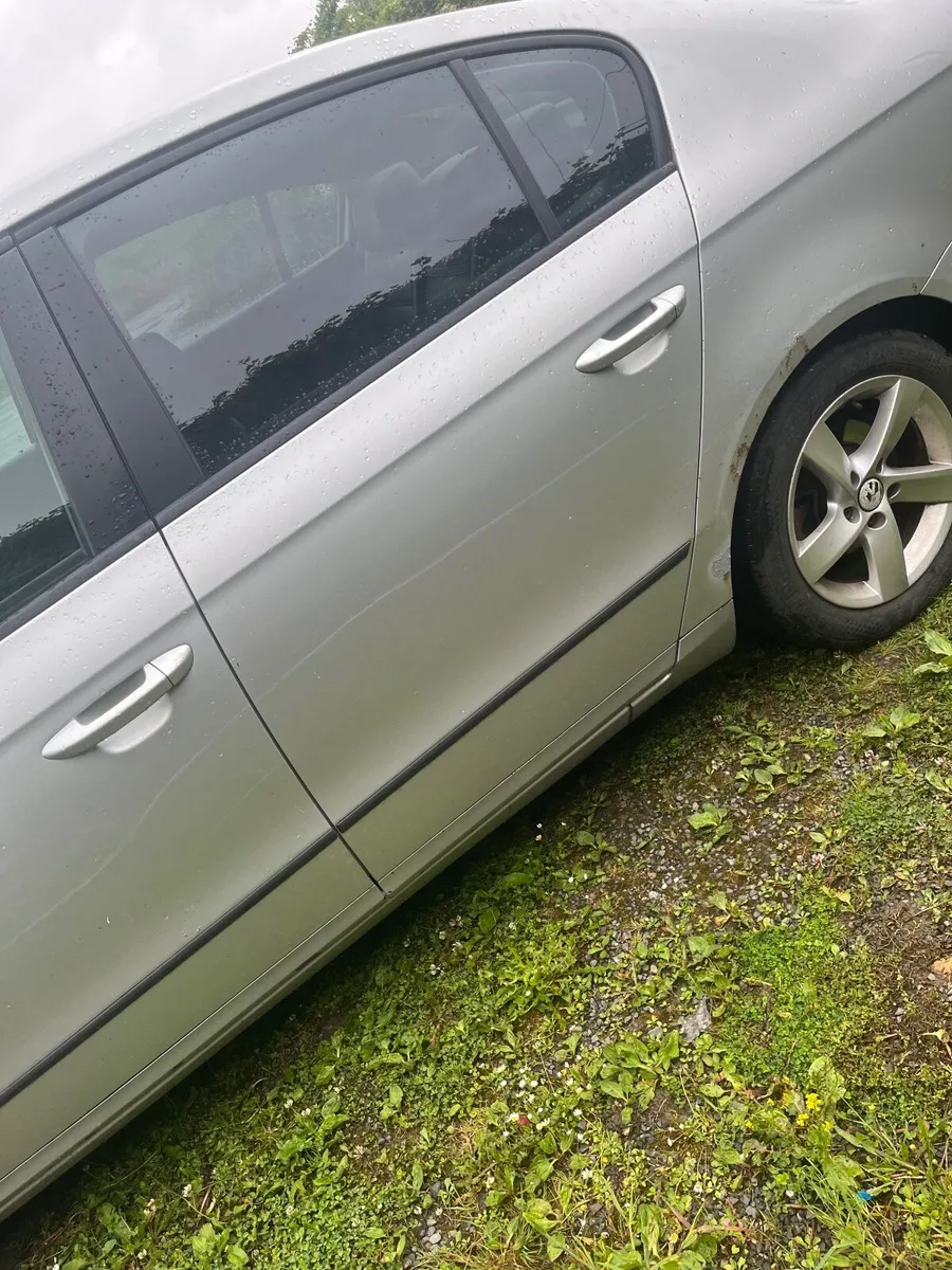 Volkswagen Passat 2009 - Image 4